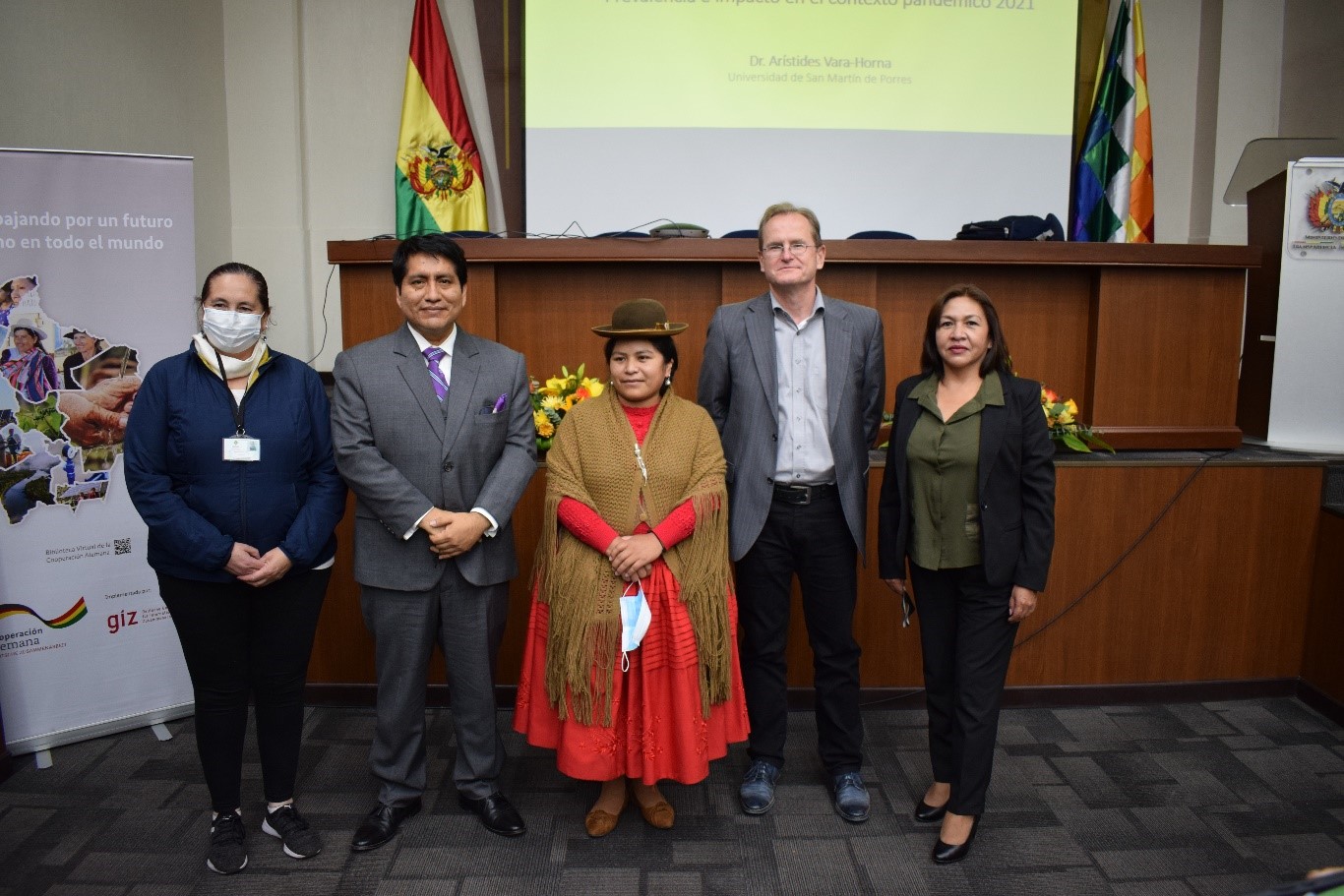 Fotos GIZ: Izq. Lic. Roxana Zaconeta DGPEVRGG, Dr. Arístides Vara-Horna Universidad San Martín de Porres-Perú, Lic. Miriam Hiacani Viceministra de igualdad de Oportunidades, Dr. Bernhard Boesl, Director Residente de la GIZ Bolivia y Paraguay, Lic. Irma Campos – Coordinadora Proyecto PREVIO.